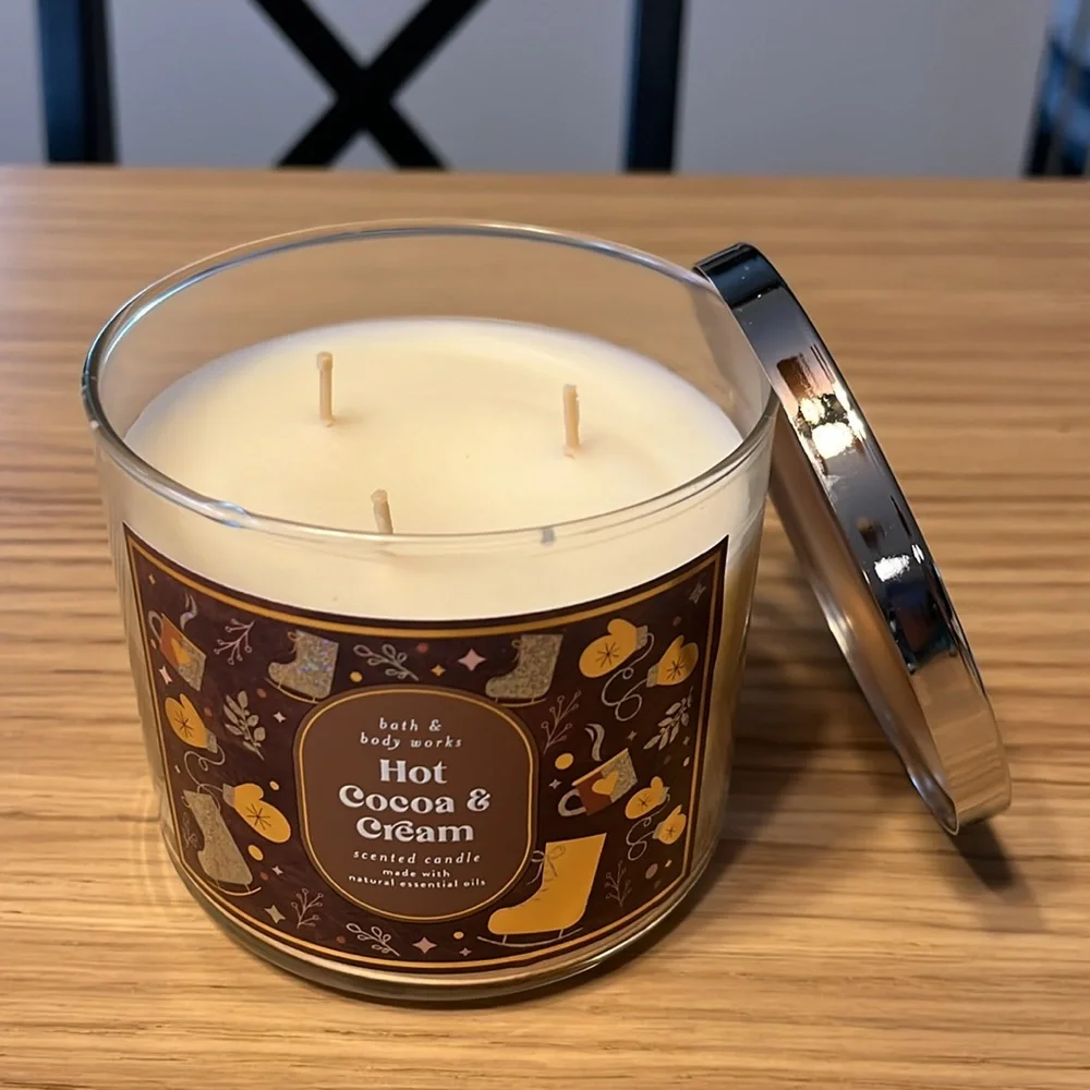 Bath & Body Works 3 Wick Candle. Hot Cocoa & Cream.